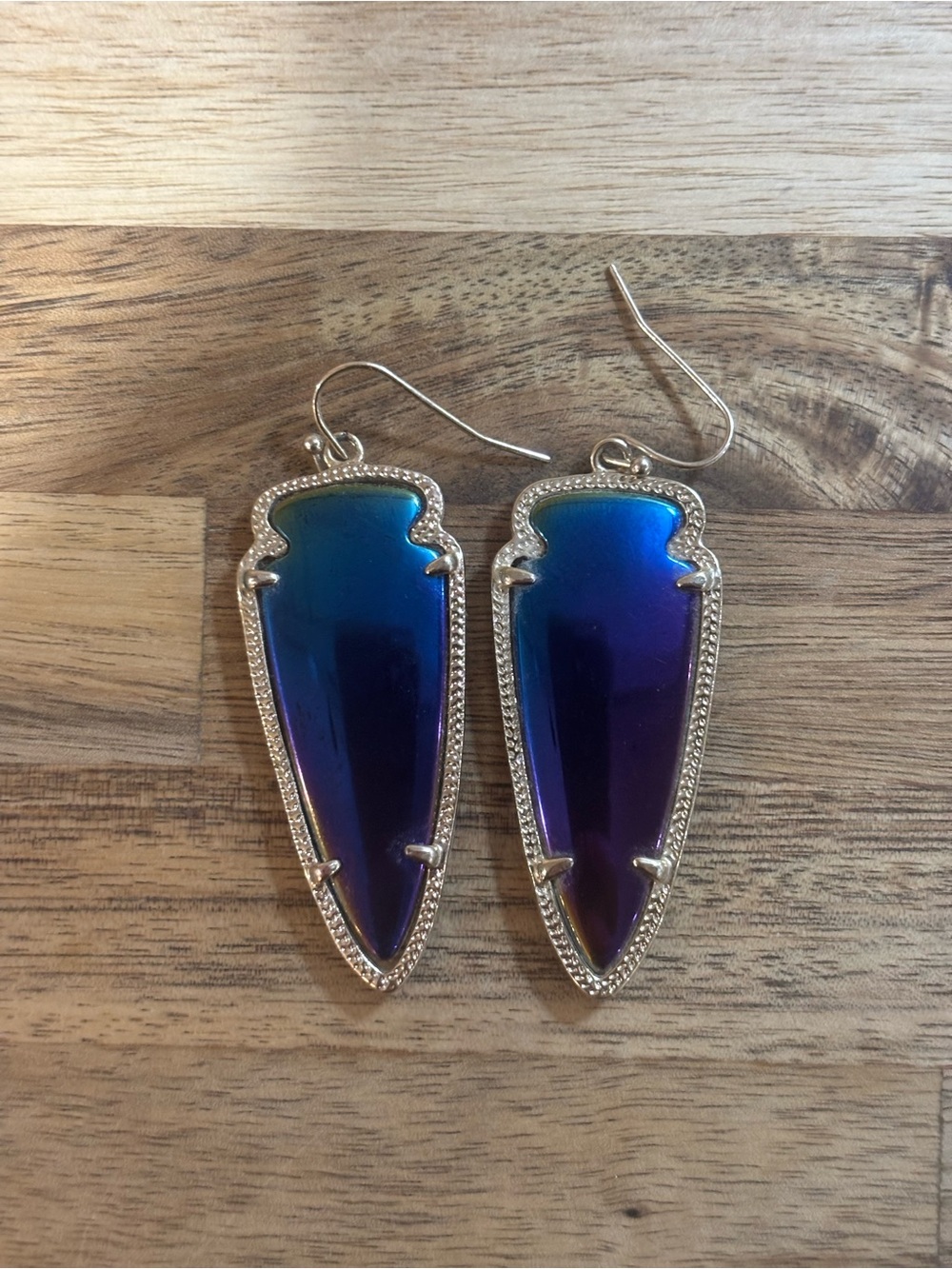 Kendra Scott Skylar earrings with black Iridescent stone with gold tone hardware